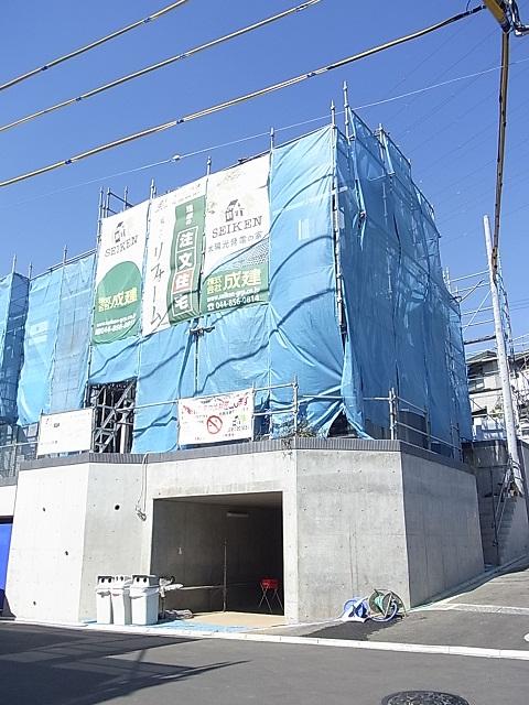 Local photos, including front road. 8 Building site (October 2013) Shooting