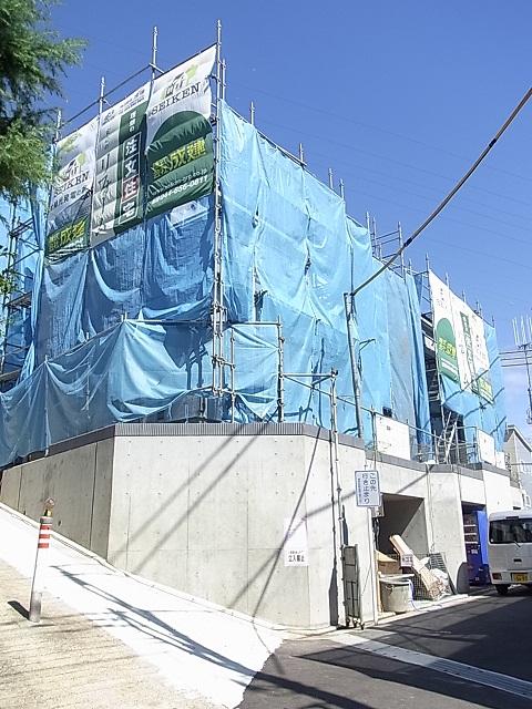 Local photos, including front road. 9 Building site (October 2013) Shooting