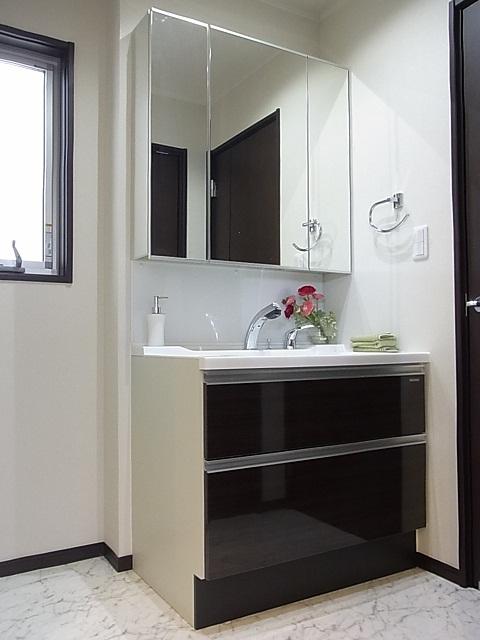 Wash basin, toilet. 8 Building room (November 2013) Shooting