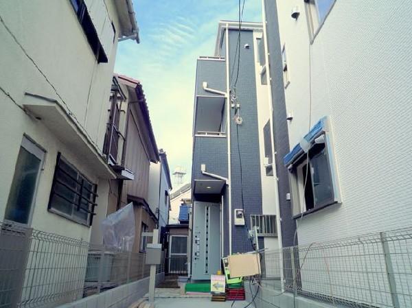 Local appearance photo. The depth of the available parking space is located 11.7 sq m