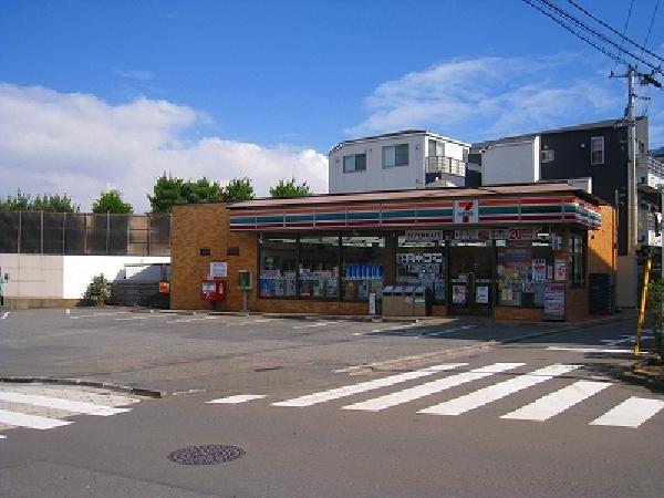 Convenience store. 750m to 750m Seven-Eleven to Seven-Eleven