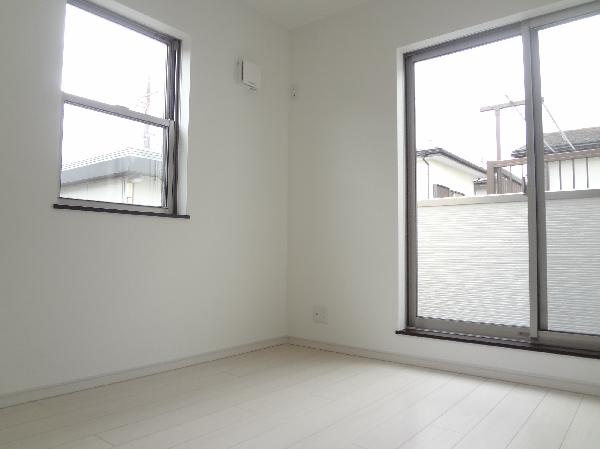 Non-living room. Western-style is 5.25 Pledge