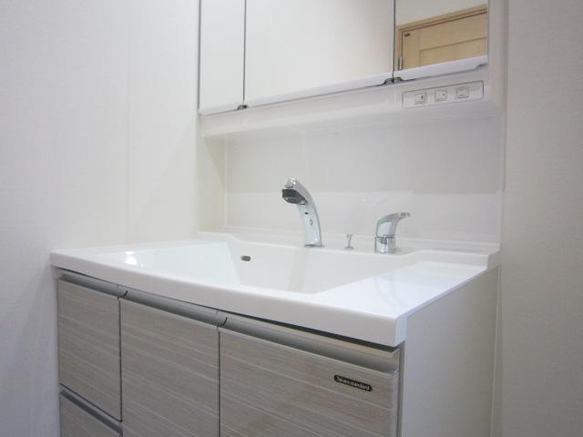 Wash basin, toilet. Indoor (July 2013) shooting model building