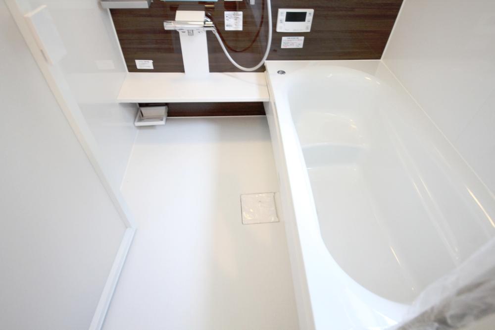 Bathroom. 6 Building