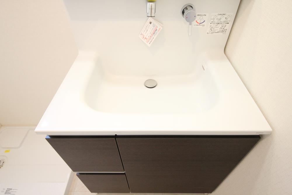 Wash basin, toilet. 6 Building