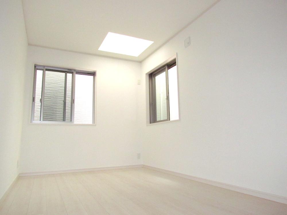 Other introspection. First floor living room is entered the warm sunshine at the top light