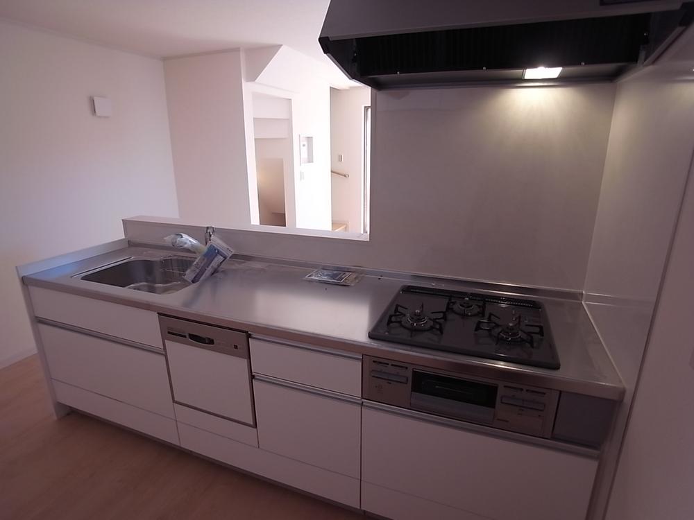 Kitchen. This is a system kitchen with a dishwasher. Indoor (12 May 2013) Shooting