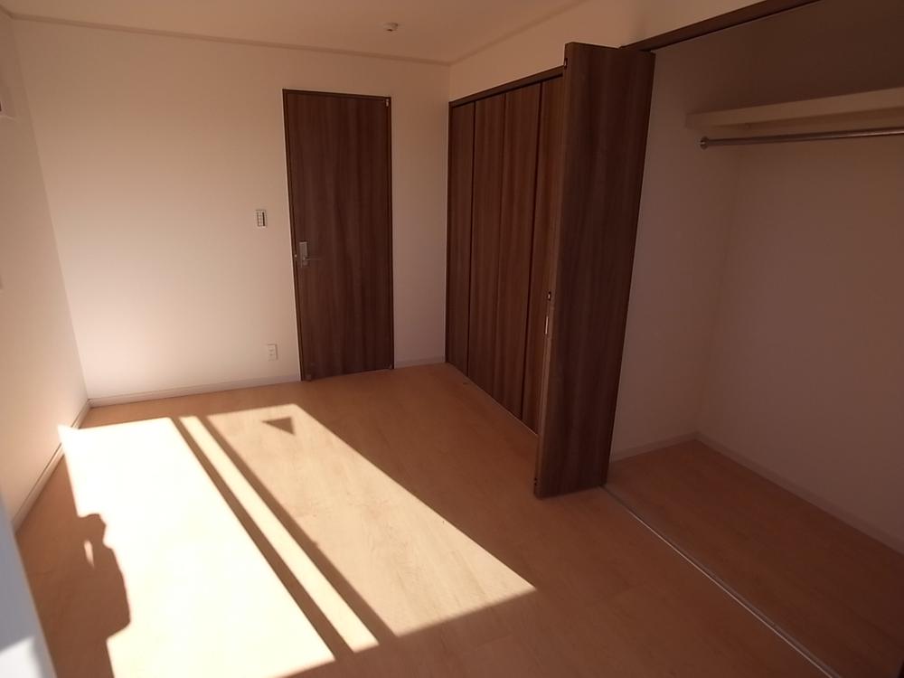 Non-living room. It is the room to plug the sunshine.