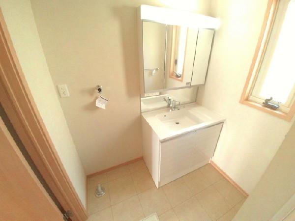 Wash basin, toilet. Shampoo dresser