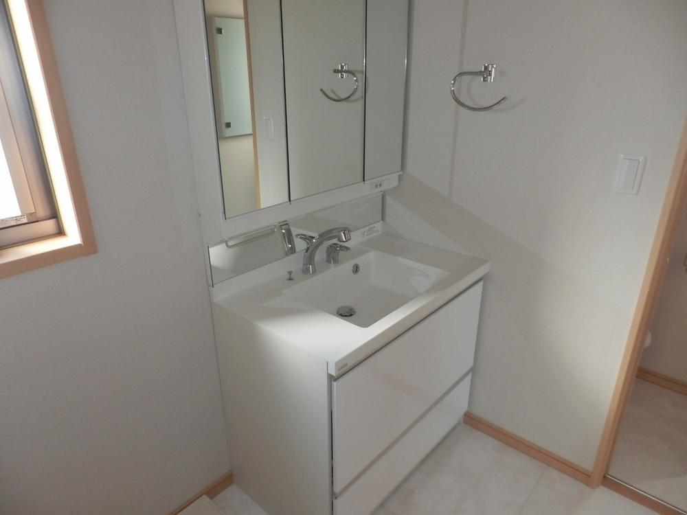 Wash basin, toilet. Indoor (November 18, 2013) Shooting