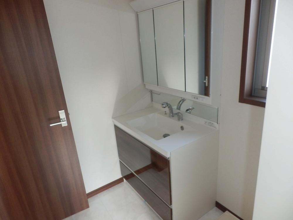 Wash basin, toilet. Indoor (November 18, 2013) Shooting