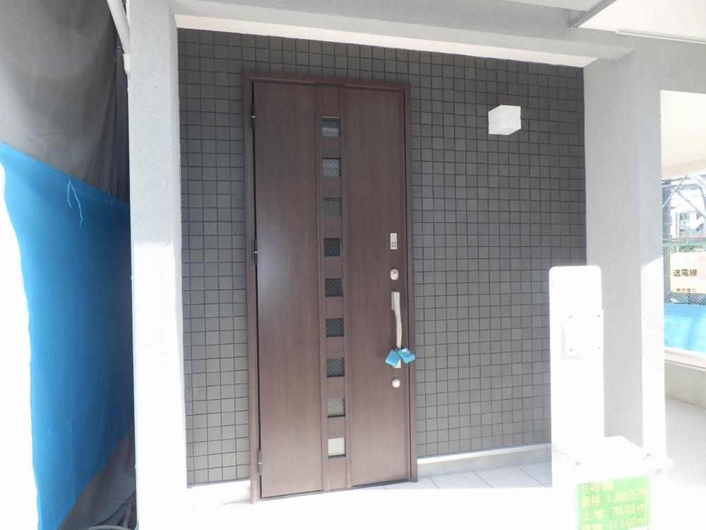 Entrance. Local (November 18, 2013) Shooting