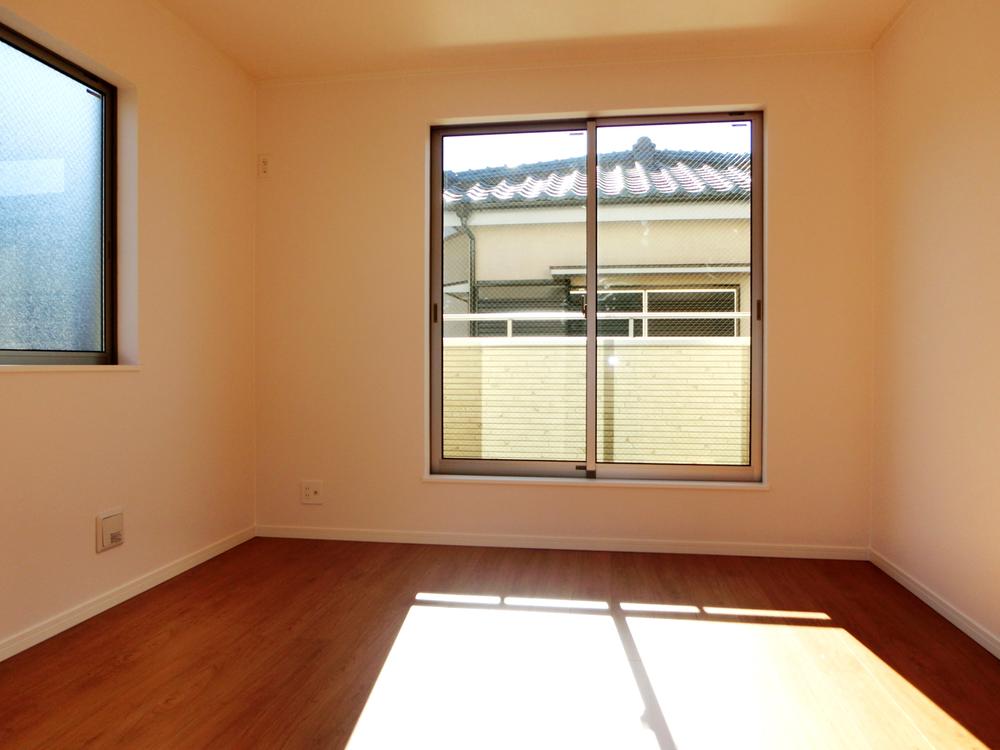 Non-living room. This bright room, Western-style (6.12 Pledge)