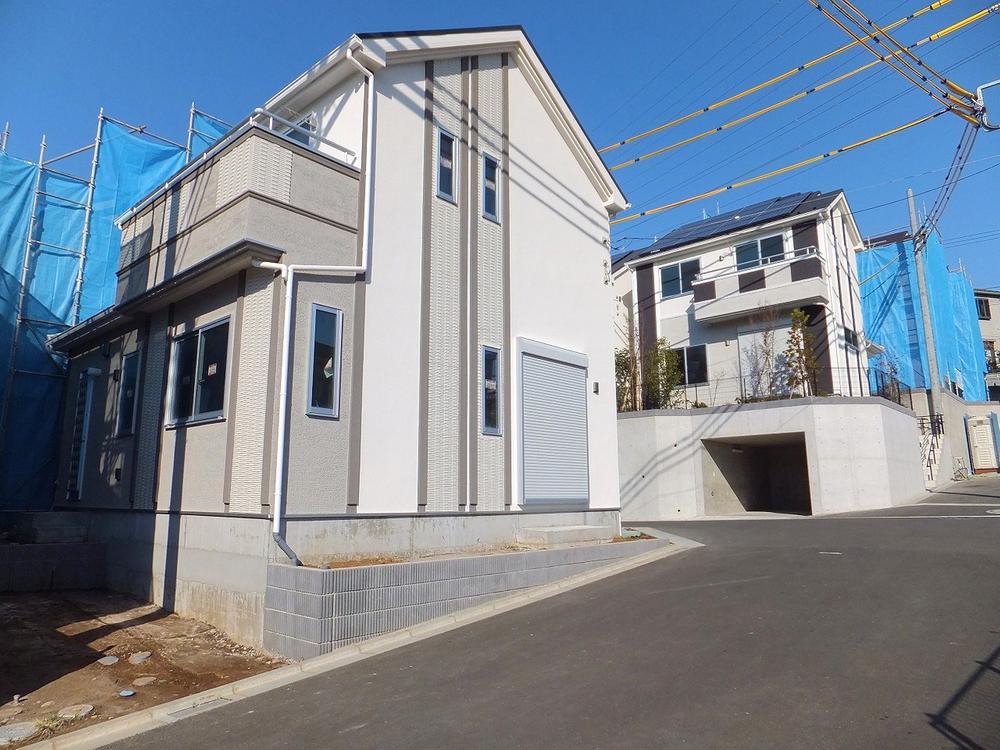 Local photos, including front road. Local (11 May 2013) Shooting Bright is a local of Minamihiyokodan.