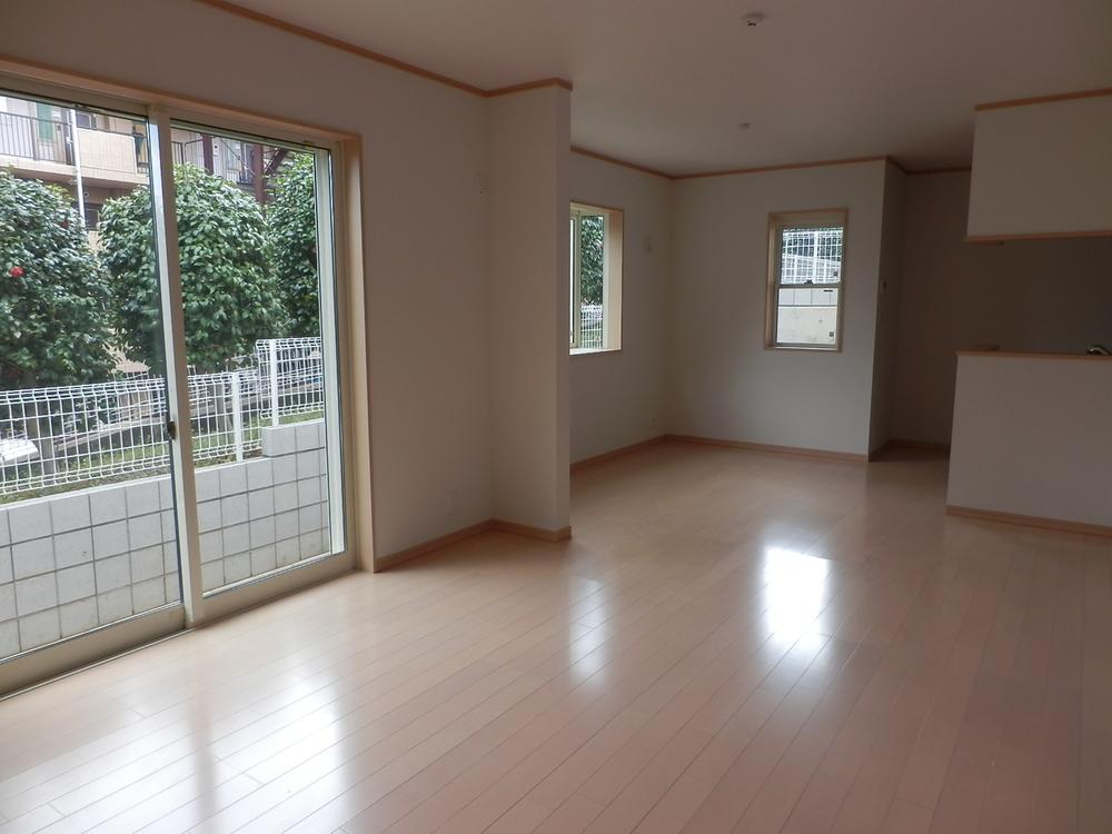 Same specifications photos (living). living The company specification example