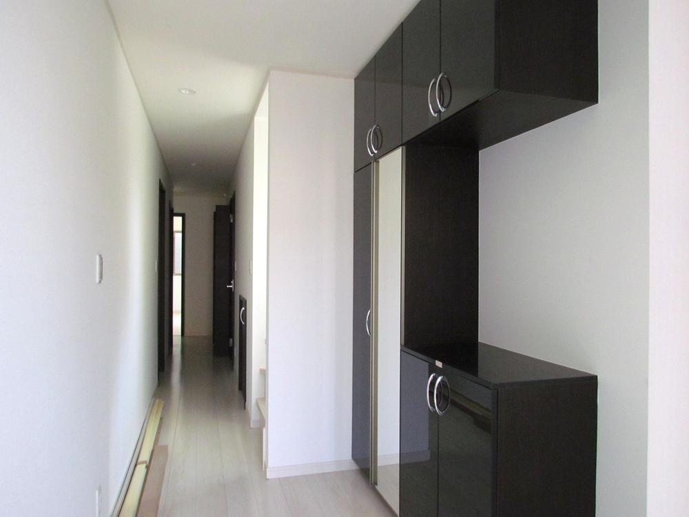 Entrance. Wide entrance and front door storage