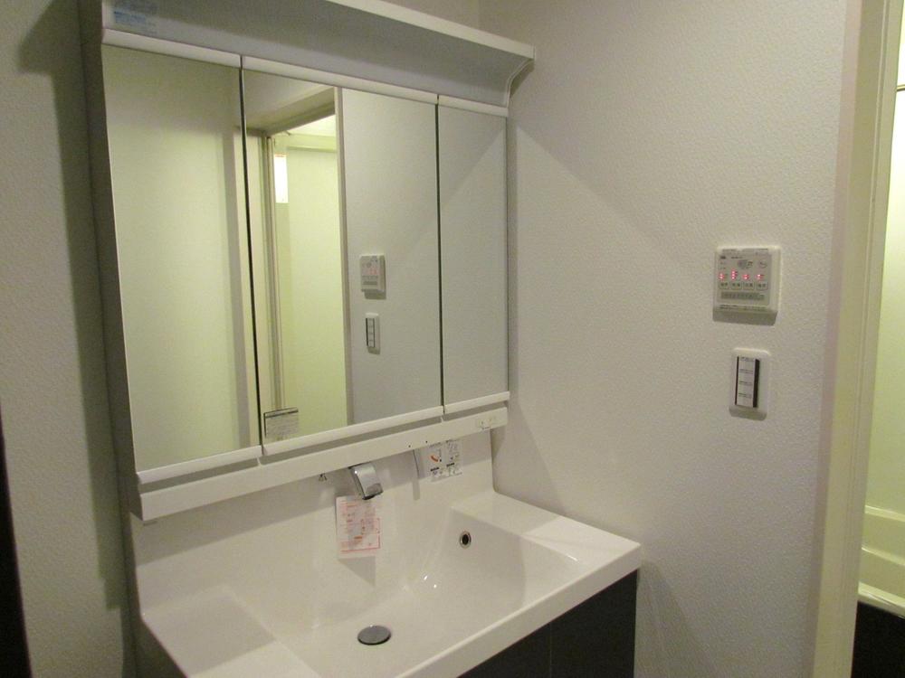 Power generation ・ Hot water equipment. 900 type of vanity The back of the three-sided mirror housing Also it comes with shower