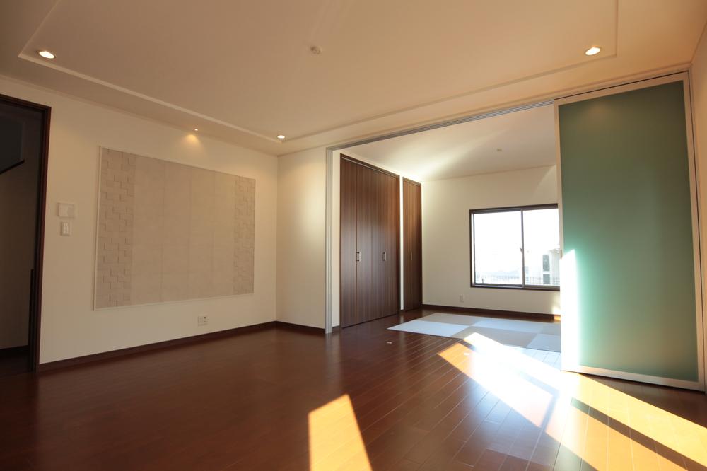 Same specifications photos (living). It will be eco-carat construction cases.