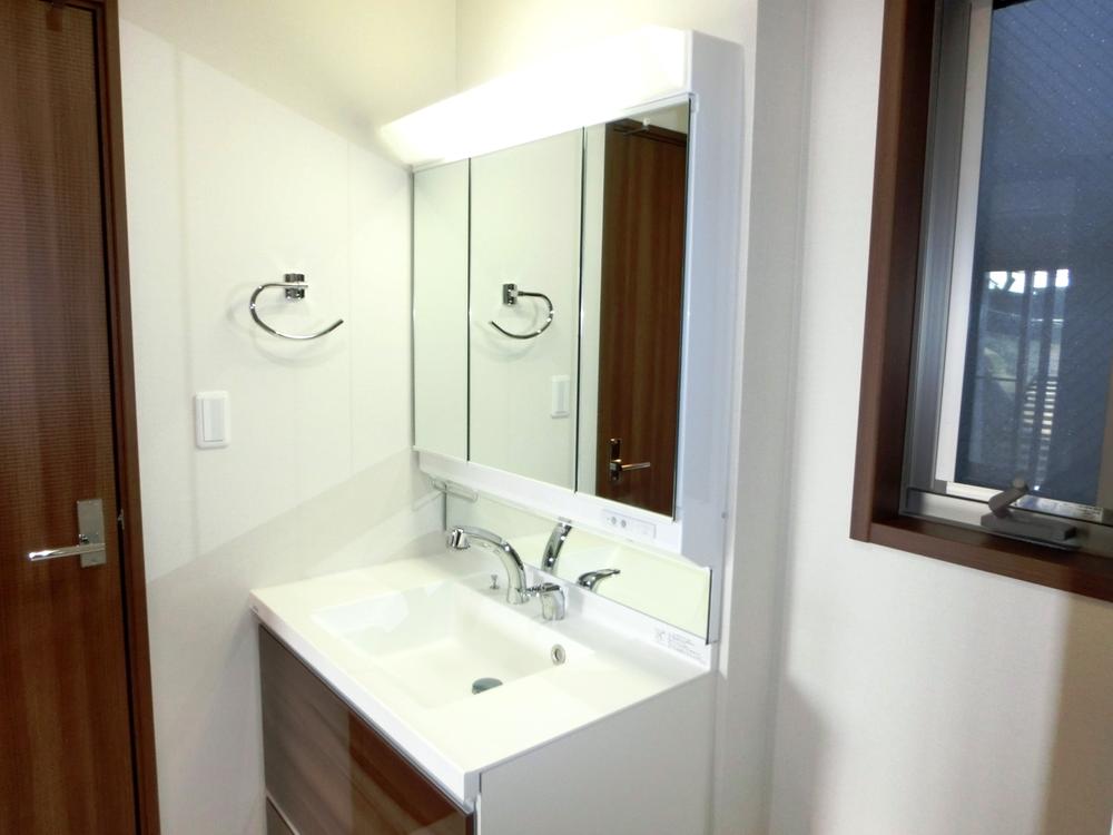 Wash basin, toilet. (1 Building)