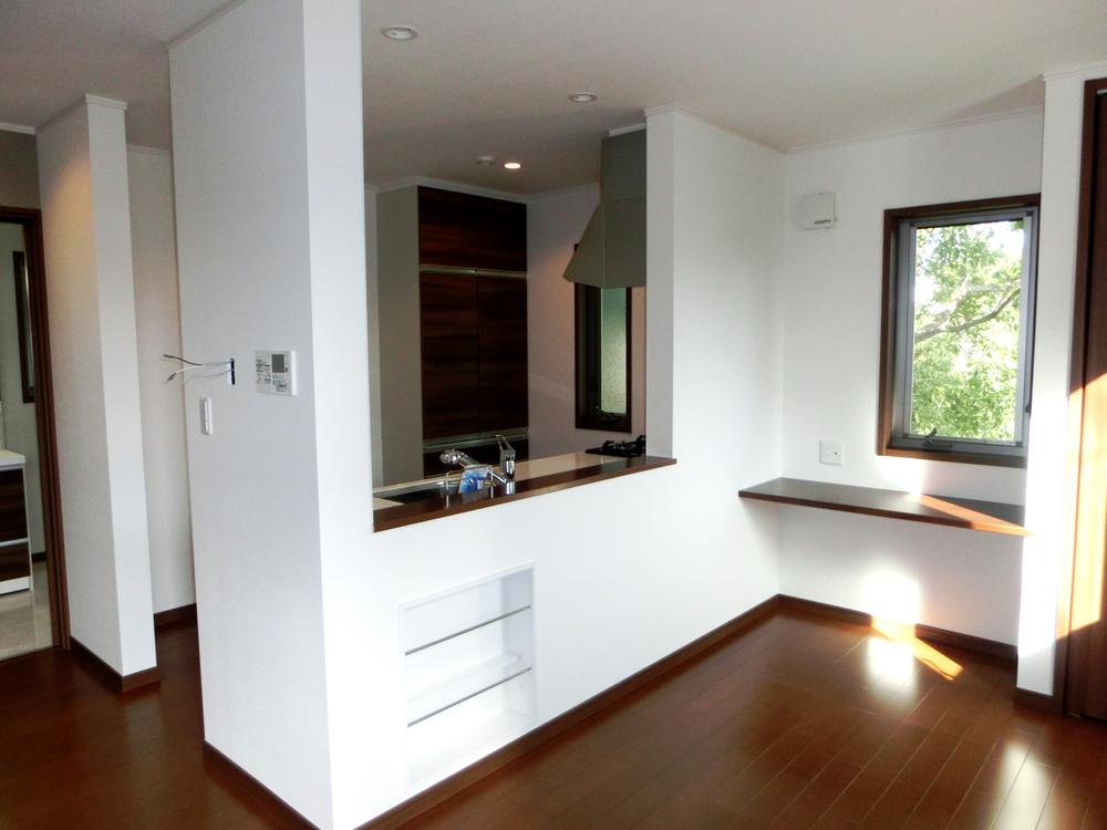 Kitchen. (1 Building) Since the kitchen's open counter kitchen, Yo which overlooks to every corner. It is safe can have small children.