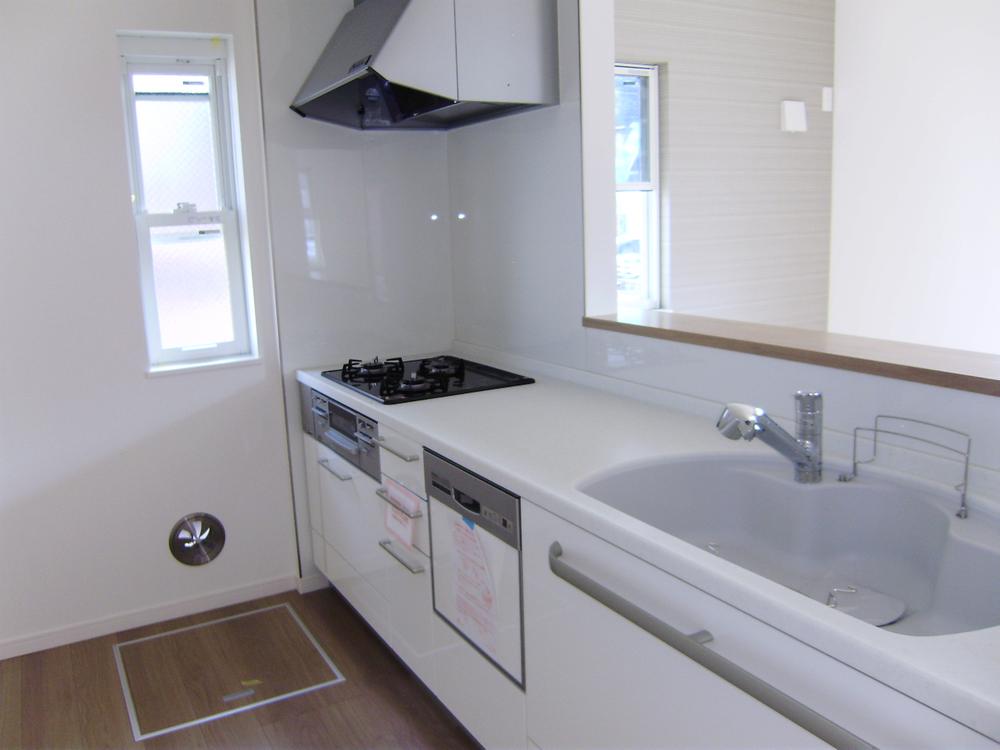 Kitchen. August 8 shooting Bright face-to-face kitchen. Dish washing dryer, etc., Also substantial equipment! 