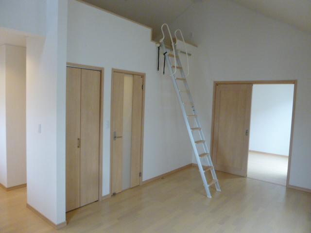 Living. Facilities: LDK floor heating, Wide flooring (abrasion prevention ・ Anti-pollution ・ Wax unnecessary ・ With anti-caster)