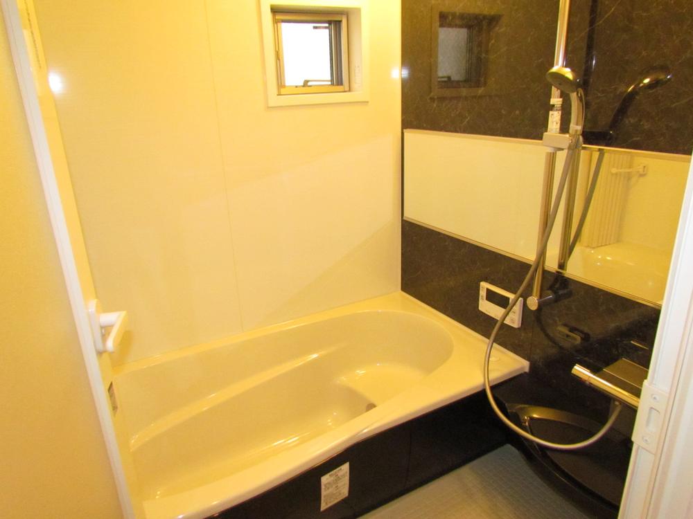 Bathroom. Tub also comes with with sitz bath