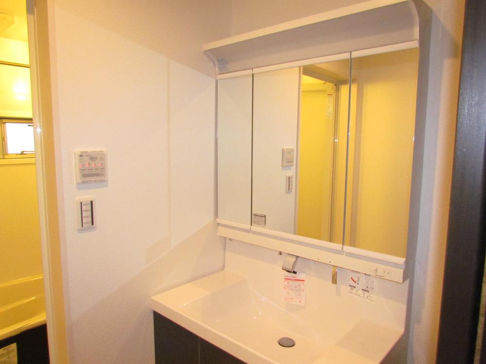 Wash basin, toilet. Wealth is housed in a 90 centimeter of vanity three-sided mirror