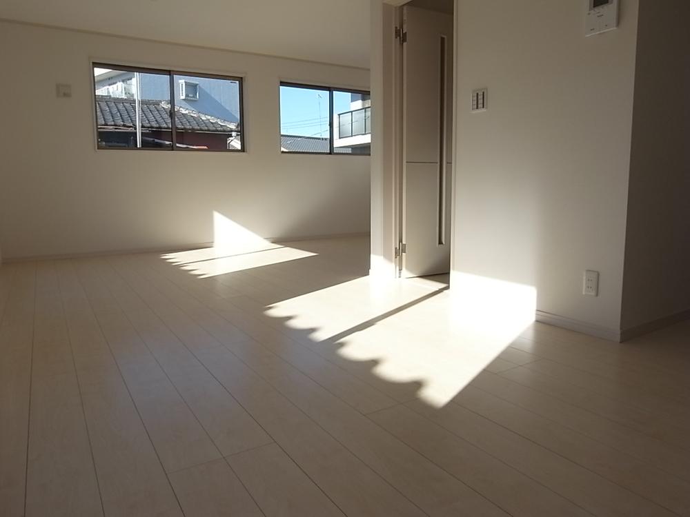 Living. Because there is a door in the living room, Cooling and heating efficiency is also ◎