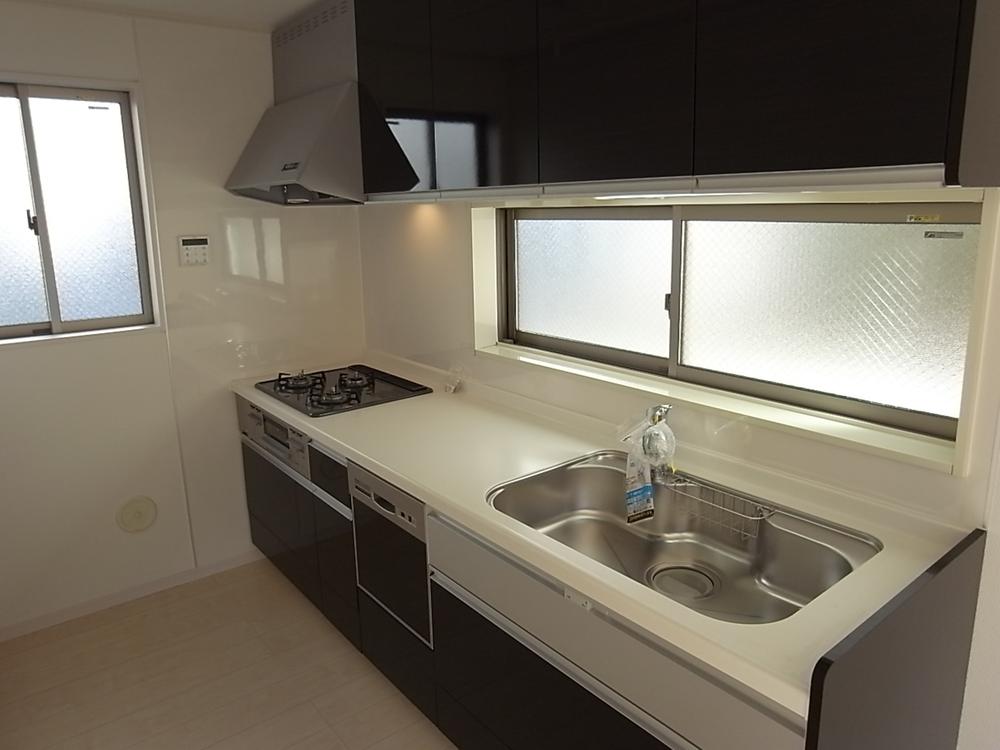 Kitchen. Because there are two Menmado, Bright and open kitchen.