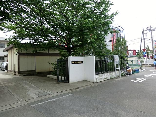 Junior high school. Figure 800m students who will attend school while greetings to people in your neighborhood to the Kawasaki Municipal Higashitachibana junior high school is very refreshing.