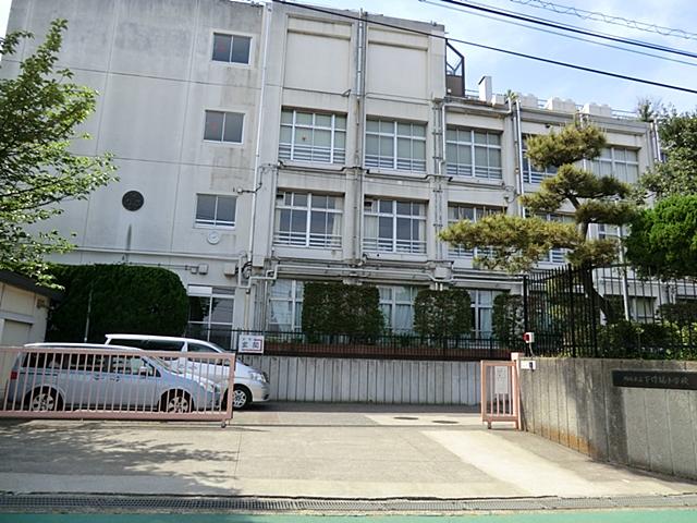 Primary school. 600m school distance is also close to the Kawasaki Municipal Shimosakunobe Elementary School, It is safe for families with children of elementary school students come.