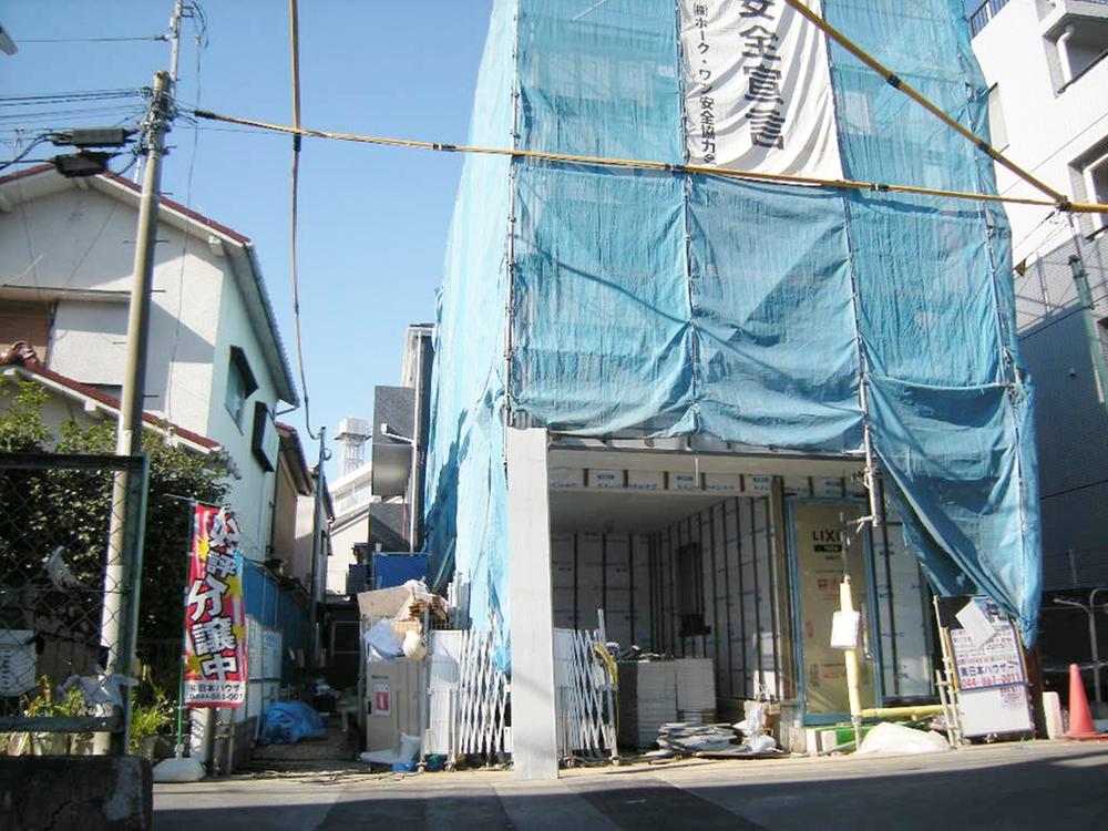 Local photos, including front road. Frontal road