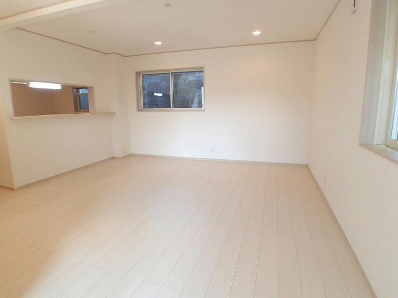 Living. Spacious living room