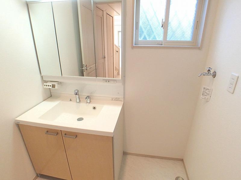 Wash basin, toilet. Three-sided mirror with vanity