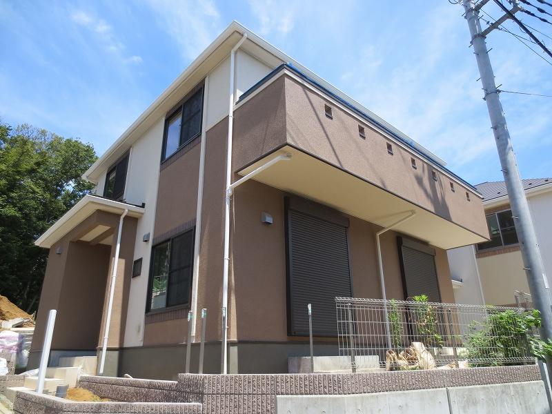 Local appearance photo. Building 2 of the corner lot is sunny