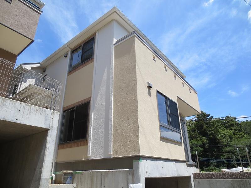 Local appearance photo. There is a sense of open 1 Building