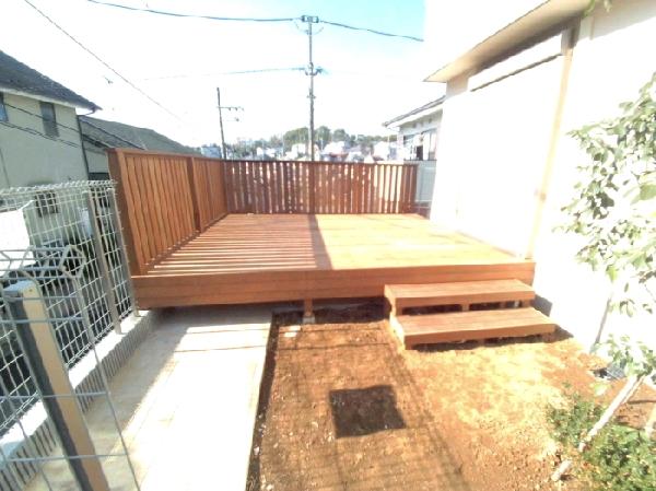 Garden. Wood deck and garden of depth about 4M