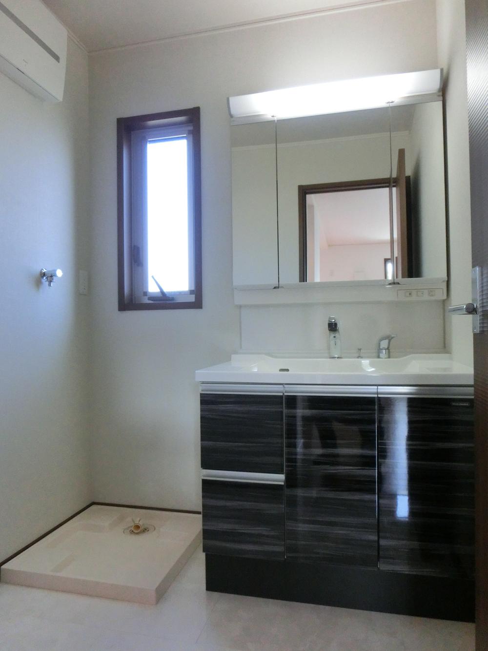 Wash basin, toilet. Indoor (10 May 2013) Shooting