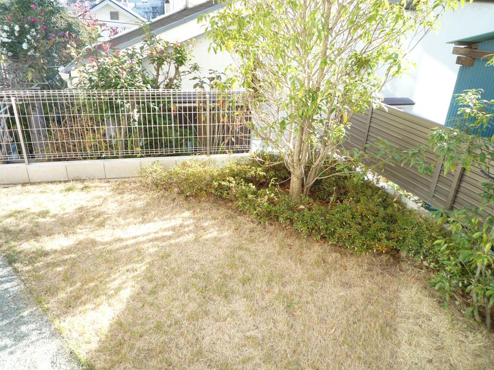 Garden. 5 Building ・ The 7 Building there is a garden on the south side. (Photo 7 Building)