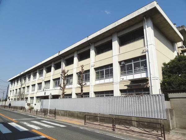 Junior high school. 1000m to Inada junior high school