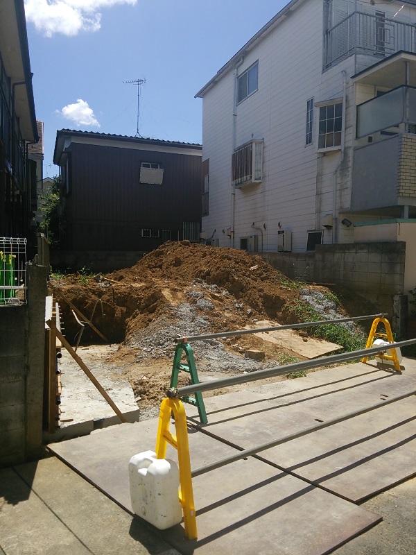 Local photos, including front road. Bright land!