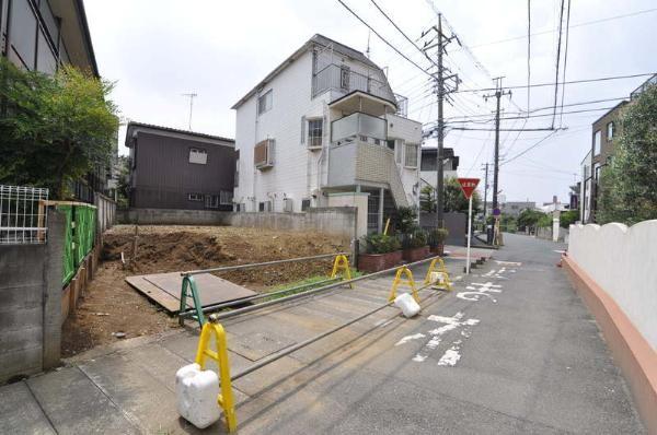 Local photos, including front road. Super is useful to have your shopping a lot in the vicinity.