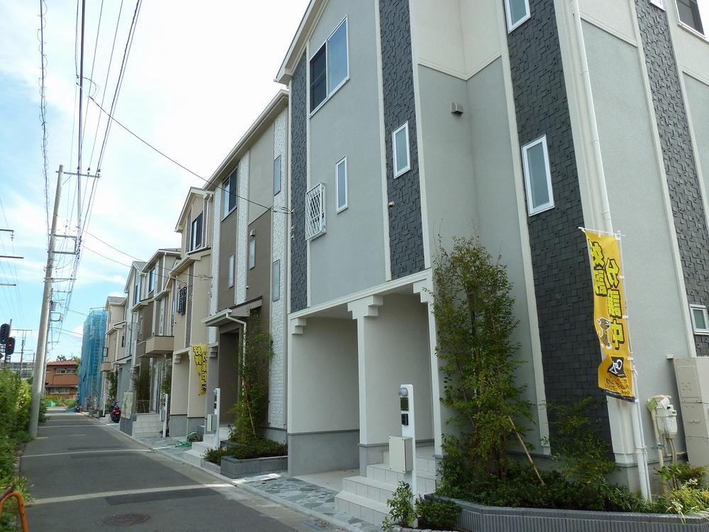 Local photos, including front road. Local (10 May 2013) Shooting