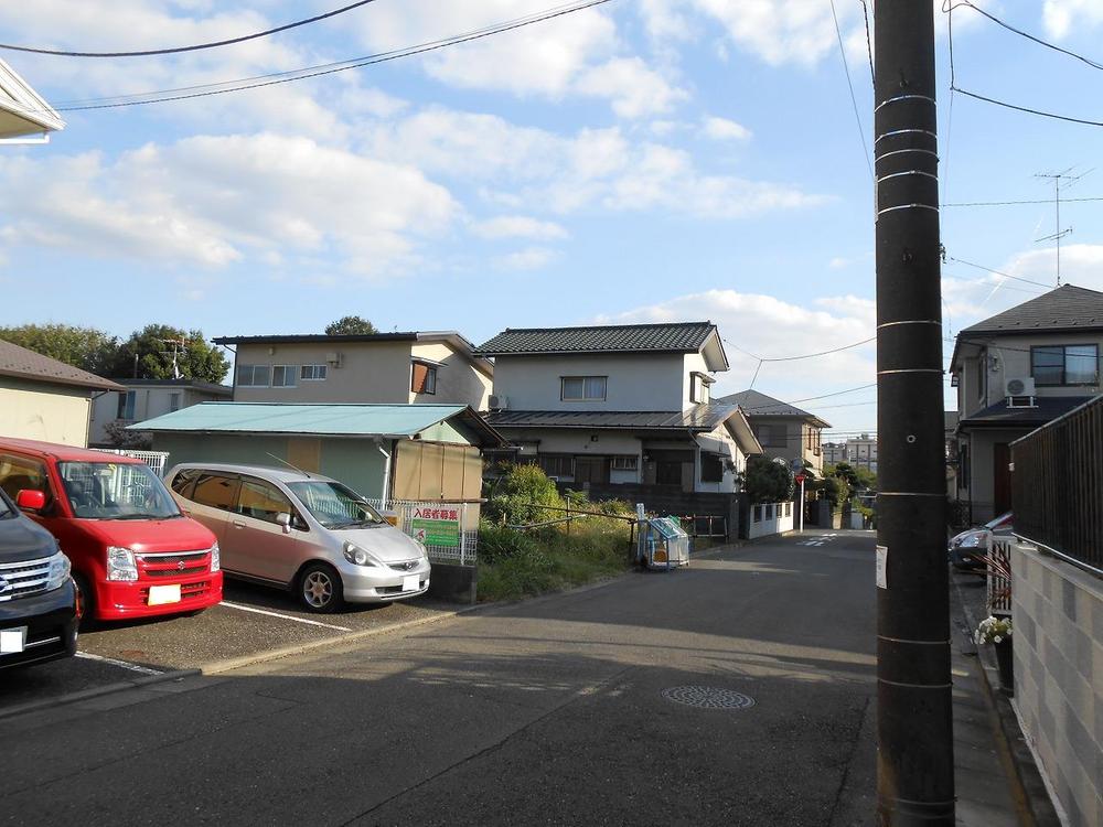 Local photos, including front road. Local (September 2013) Shooting Peripheral is less traffic, Followed by the low-rise residential area with calm.