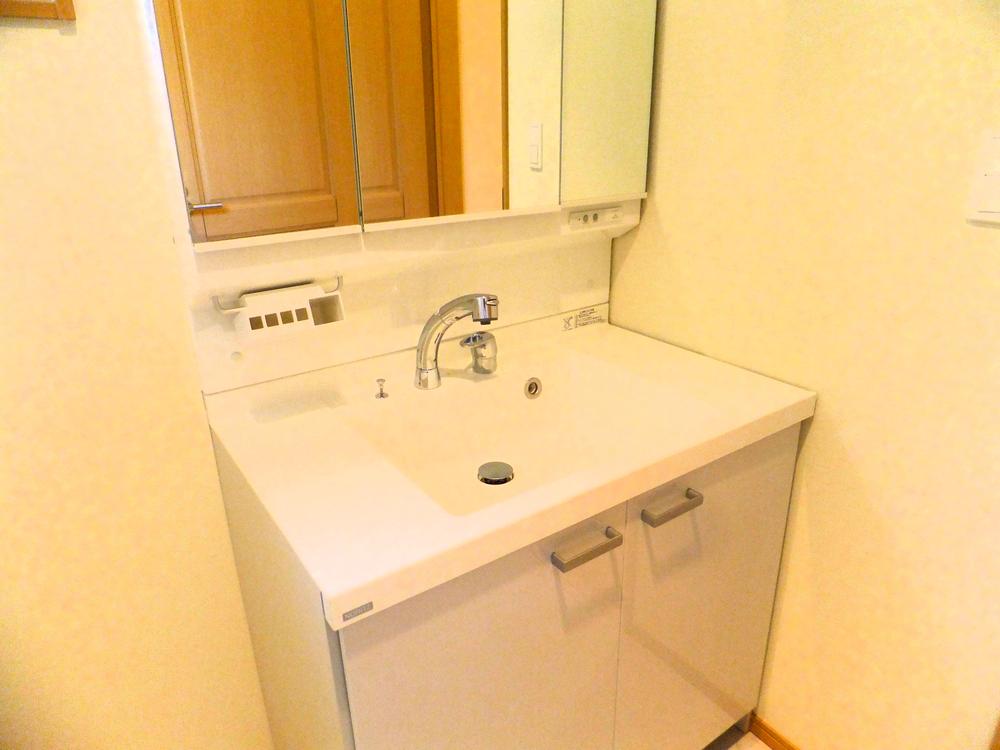 Wash basin, toilet. Wash