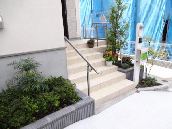 Garden. Entrance approach _ planting