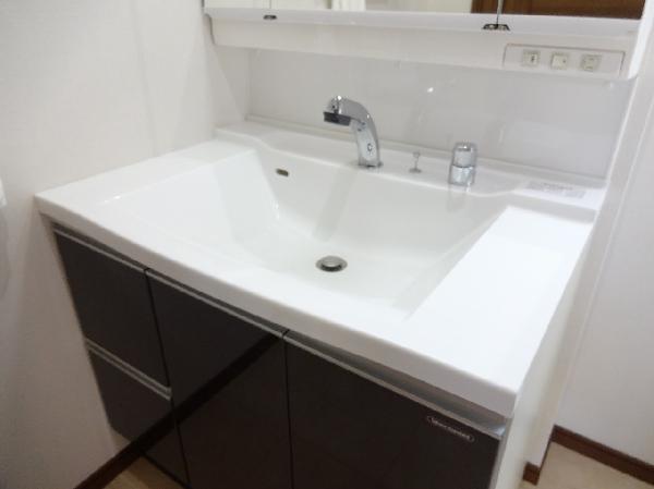 Wash basin, toilet. dresser