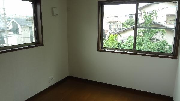 Non-living room. Western-style is 5.25 Pledge