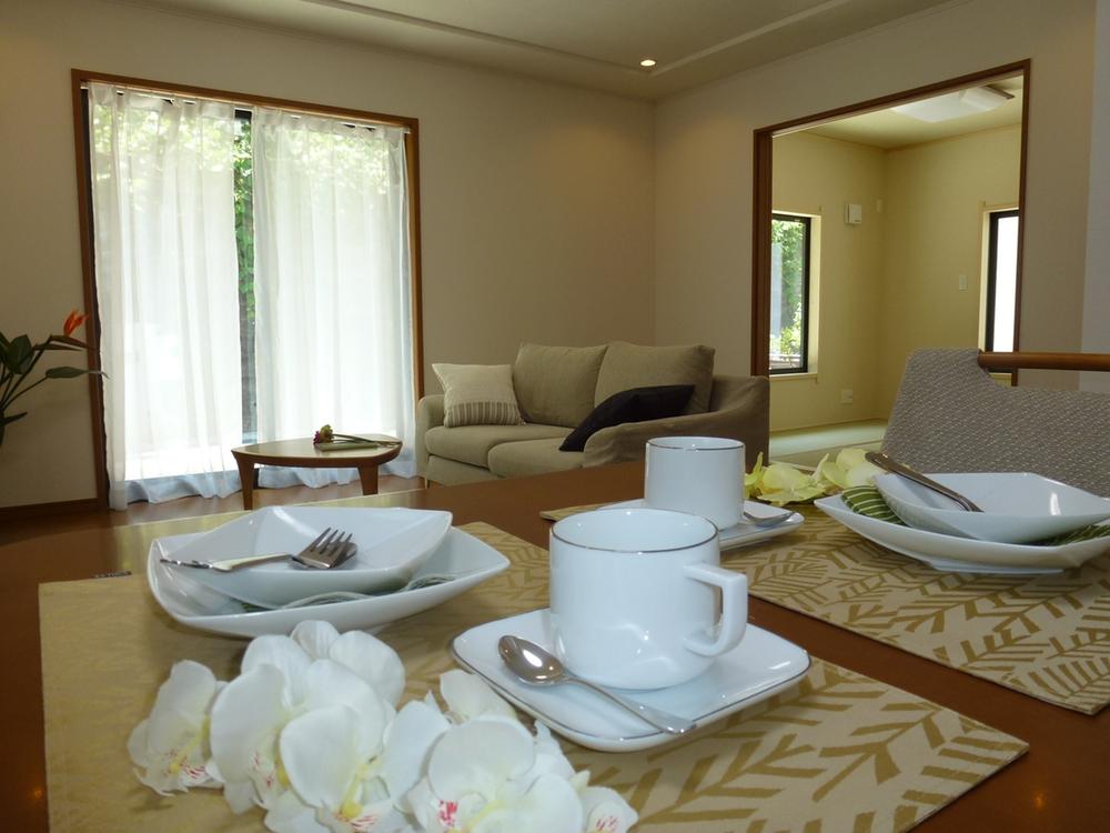 Living. The room where the window is full of many there light. Local (June 2013) Shooting